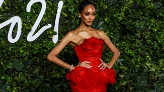 Βρήκαμε το ιδανικό κόκκινο φόρεμα για να ενθουσιάσεις στο ρεβεγιόν