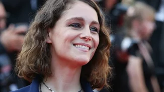 "September Says"| Παγκόσμια πρεμιέρα για την ταινία της συζύγου του Γιώργου Λάνθιμου, Ariane Labed στο 77o Φεστιβάλ Καννών