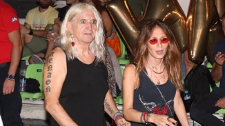 Νίκος Καρβέλας | Σπάνια φωτογραφία αγκαλιά με τη σύντροφό του, Έλενα Φερεντίνου