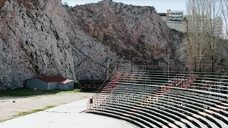 Όλα όσα θα δούμε στο Θέατρο Βράχων φέτος το καλοκαίρι