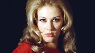 58 χρόνια πριν: Η Ζωή Λάσκαρη νύφη στο γάμο της με τον Πέτρο Κουτουμάνο - το πριγκιπικό νυφικό που κάλυψε με μαντήλι στην τελετή