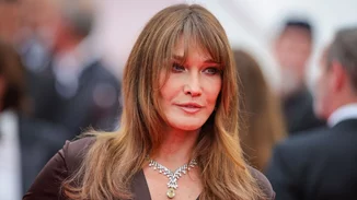 Η Carla Bruni αποκάλυψε για πρώτη φορά ότι πριν από τέσσερα χρόνια διαγνώστηκε με καρκίνο του μαστού
