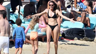 Βίκυ Καγιά | Οι αγκαλιές με τα παιδιά της στην παραλία και οι εντυπωσιακές βουτιές