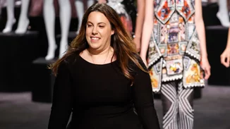 Η Μαίρη Κατράντζου δείχνει τον κομψό τρόπο για να αναβαθμίσεις ένα total black σύνολο