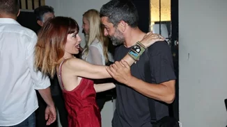 Μυρτώ Αλικάκη και Πέτρος Λαγούτης ποζάρουν με τον 19χρονο γιο τους, Δημήτρη