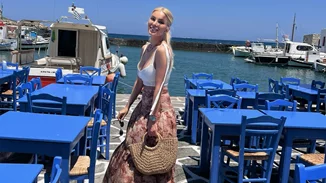 Η Κατερίνα Καινούργιου με τη φούστα από την Pink Woman που χρειάζεσαι στη βαλίτσα των διακοπών