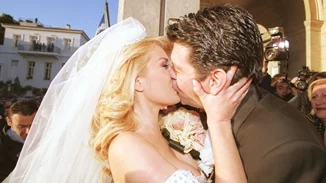 Ακριβώς 24 χρόνια πριν | Όταν η Ελένη Μενεγάκη παντρευόταν τον Γιάννη Λάτσιο με το "μια σταλίτσα" νυφικό της