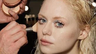 Θέλεις βλεφαρίδες σαν ψεύτικες; Βρήκα 3 pro tips για μήκος και όγκο με τη mascara που έχεις ήδη