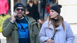 Ήβη Αδάμου - Μιχάλης Κουινέλης | Βόλτα στο κέντρο της πόλης για το ερωτευμένο ζευγάρι