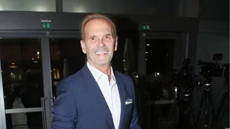 Movie night για τον Πέτρο Κωστόπουλο στο σπίτι του | Χαλαρώνει στον καναπέ του