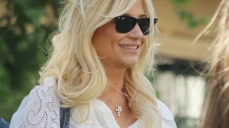 Φαίη Σκορδά | Με total white look σε "αυτοσχέδια" πριβέ ταβέρνα