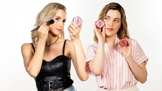 Η Μελίνα Κόντη και η Ναταλία Σουίφτ προτείνουν τα πιο viral blush trends της σεζόν