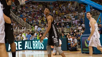 Γιάννης Αντετοκούνμπο | Ανέβασε τις πιο τρυφερές παιδικές φωτογραφίες για να ευχηθεί στον αδερφό του