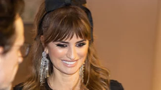 Η Penelope Cruz με το κομψό χτένισμα που αναδεικνύει τέλεια τα κοντά μαλλιά
