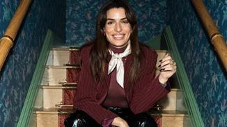 Valentine's Day | Η Τόνια Σωτηροπούλου με κόκκινο σατινέ φόρεμα και καλσόν με πουά καρδούλες