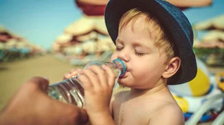 Καύσωνας | Οι συμβουλές για να προστατέψουμε τα παιδιά από την πολλή ζέστη