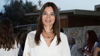 Μαρία Ναυπλιώτου | Πανέμορφη σε βάπτιση στις Σπέτσες με φόρεμα Ελληνίδας σχεδιάστριας