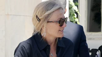 Με μαύρη φούστα και ασορτί πουκάμισο η Μαρέβα Μητσοτάκη στην κηδεία του πρίγκιπα Μιχαήλ