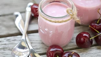 Συνταγή | Ελαφρύ γλυκό ψυγείου με ζελέ κεράσι και γιαούρτι