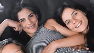 Χριστίνα Μπόμπα | Οι φωτογραφίες με την αδερφή της και τα τέλεια φορέματα εγκυμοσύνης