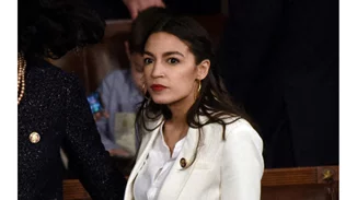 Met Gala 2021 | Η statement εμφάνιση της Alexandria Ocasio-Cortez έριξε ψήφο εμπιστοσύνης στην κοινωνική ισότητα