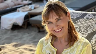 Μάρα Ζαχαρέα | Το καλοκαιρινό της μανικιούρ είναι η διαχρονική πρόταση που αναδεικνύει το μαύρισμα