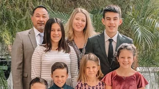 Ζευγάρι, μετά την ενηλικίωση των παιδιών του, υιοθετεί 7 αδερφάκια που έμειναν ορφανά σε τροχαίο