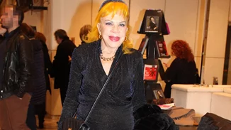 Η Μαριγώ Λαιμού Πατίτσα "τόλμησε" την πιο νεανική τάση | Η εμφάνιση με suede πέδιλα και καλσόν