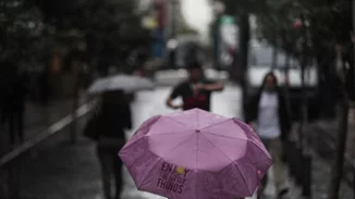 Αστατος καιρός και σήμερα με συννεφιά και βροχές - Πώς θα είναι το σκηνικό το Σαββατοκύριακο