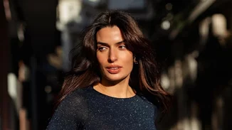 H Tόνια Σωτηροπούλου προτείνει το stylish hack για λεία μαλλιά στη βροχή