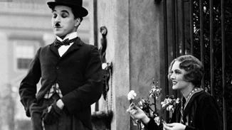 Charlie Chaplin |"Δεν είμαι ακριβώς ερωτευμένος μαζί της, αλλά εκείνη είναι απόλυτα ερωτευμένη μαζί μου"