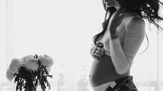 "Βόμβα" | Κάνει ηλιοθεραπεία στην 32η εβδομάδα της εγκυμοσύνη της