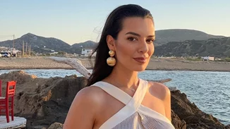 Instagram vs Reality | Η Νικολέττα Ράλλη προσπαθεί να δοκιμάσει μαγιό μαζί με την κόρη της