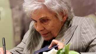 Η Κική Δημουλά μέσα από τα κοινωνικά δίκτυα