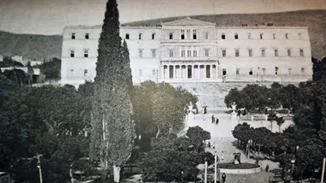 Ήθελαν να τα χτίσουν στον βράχο της Ακρόπολης | Η ιστορία των ανακτόρων που έγιναν η σημερινή Βουλή