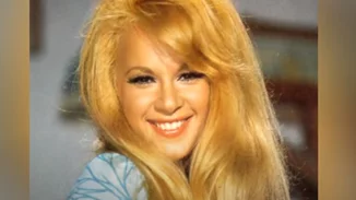 Σπάνιο κλικ | Η Αλίκη Βουγιουκλάκη με φλοράλ μπικίνι σε παραλία του Θεολόγου - Αμακιγιάριστη κι ανέμελη