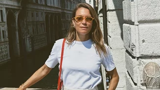 Η Βίκυ Καγιά με την τάση ομορφιάς που ολοένα και περισσότερες γυναίκες άνω των 50 υιοθετούν στο εξωτερικό