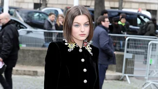 Emma Corrin | Προσφέρει το Miu Miu φόρεμά της από τις Χρυσές Σφαίρες για καλό σκοπό