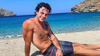 Με το μαγιό του και φόντο το απέραντο γαλάζιο | Οι νέες καλλιτεχνικές φωτογραφίες του Άγγελου Λάτσιου μάς θύμισαν ότι το καλοκαίρι είναι ακόμα εδώ