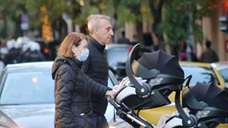 Μίνως Μάτσας | Βόλτα με τα δίδυμα παιδιά του στην Αθήνα, χωρίς την Όλγα Κεφαλογιάννη