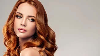 Βαμμένα μαλλιά που δείχνουν θαμπά και ταλαιπωρημένα; Αυτή η σειρά περιποίησης θα τα "σώσει"