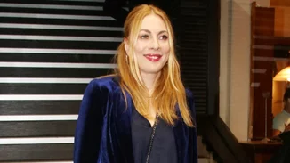 Σκέφτεσαι να αγοράσεις νέο τζιν; Η Σμαράγδα Καρύδη φόρεσε το must παντελόνι του χειμώνα