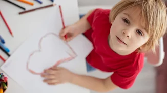 "Bullying στα 3 του επειδή του αρέσουν οι καρδούλες;" Η απάντηση ενός μπαμπά όταν ο γιος του δέχθηκε ομοφοβικό σχόλιο από παιδάκι 5 ετών