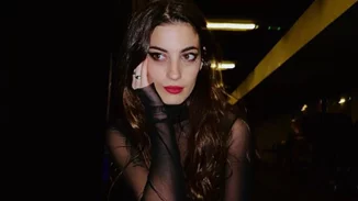 Η Ντένια Ψυλλιά μιλά στο Missbloom για την υποκριτική, τη νέα παράσταση που συμμετέχει και το ταξίδι των ονείρων της