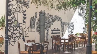 Στη ''Σουρτούκω'' για μεζέδες της παρέας που γυρίζουν την Ελλάδα