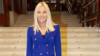 Lady in red | Η Ιωάννα Μαλέσκου βγήκε για δείπνο στην "ωραιότερη ταράτσα της Αθήνας"