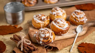Τα πιο εύκολα cinnamon rolls που έχεις δοκιμάσει | Η yummy συνταγή του Άκη Πετρετζίκη