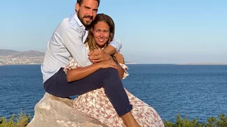 Η Νίνα Φλορ με ποδιά | Με παραδοσιακή φορεσιά στο πλευρό του Φίλιππου