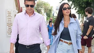 Αντώνης & Ιωάννα Σροίτερ  |  Φθινοπωρινή απόδραση στη Μύκονο - Με σουέντ clogs η σύζυγος του δημοσιογράφου