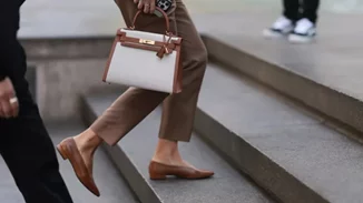 Οι stylish καφέ μπαλαρίνες που θα φοράτε καθημερινά στο γραφείο